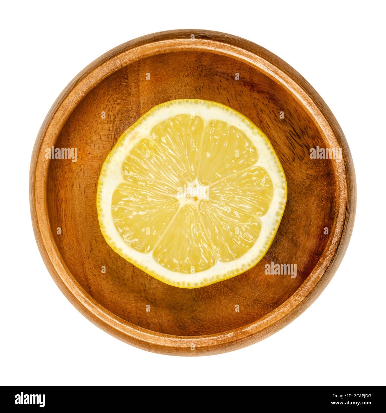 Zitronenhälfte in Holzschale. Frisch geschnittene reife gelbe essbare Zitrusfrüchte. Citrus limon. Zitronensaft wird für kulinarische Zwecke und zur Reinigung verwendet. Stockfoto