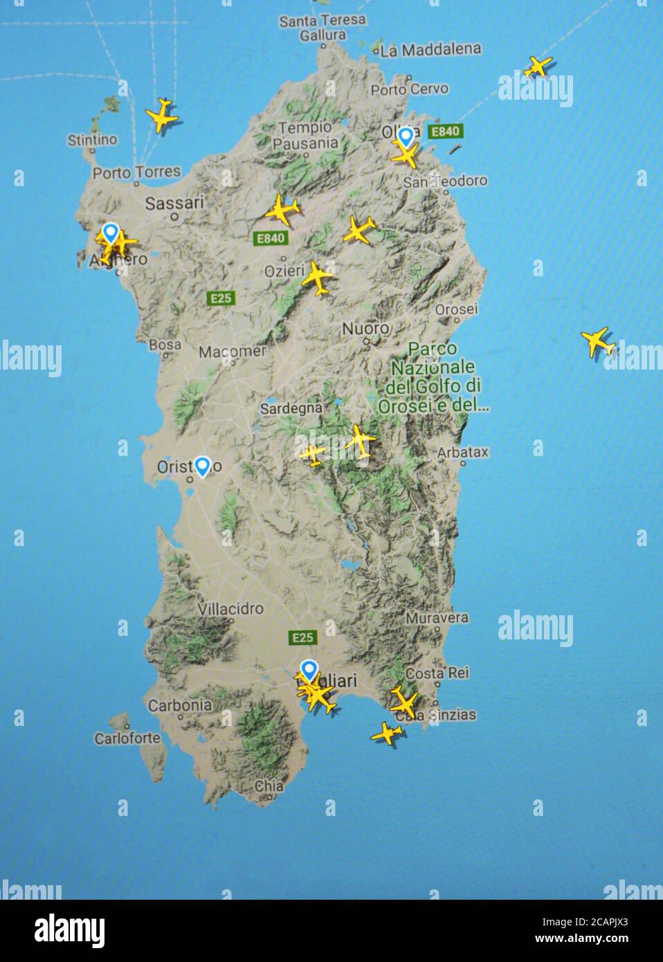 Flugverkehr über Sardinien (08. august 2020, UTC 09.08), im Internet mit Flightradar 24 Website, während der Coronavirus Pandemie Stockfoto