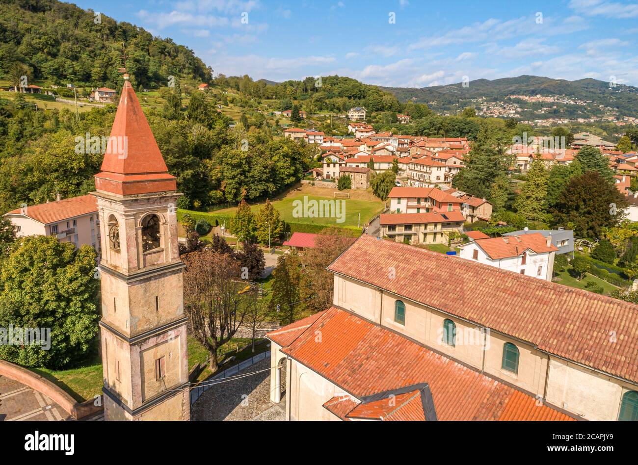 Luftaufnahme von Dagnente mit der Kirche San Giovanni Battista, über der Stadt Arona, Piemont, Italien Stockfoto