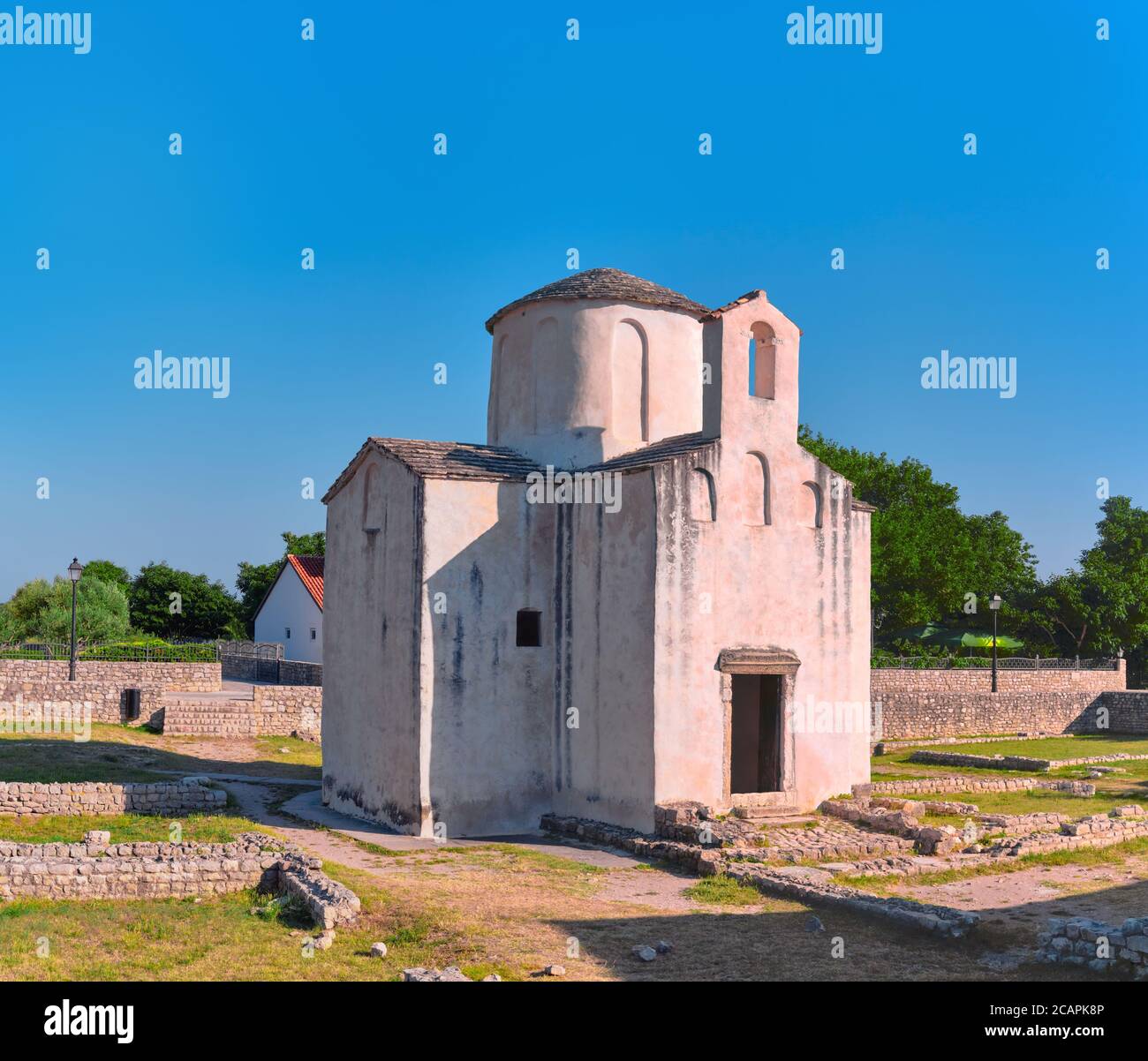 Historische Stadt Nin, Zadar Region, Nord Dolmatia in Kroatien. Alte Kirche des Heiligen Kreuzes, Reise Wahrzeichen Stockfoto