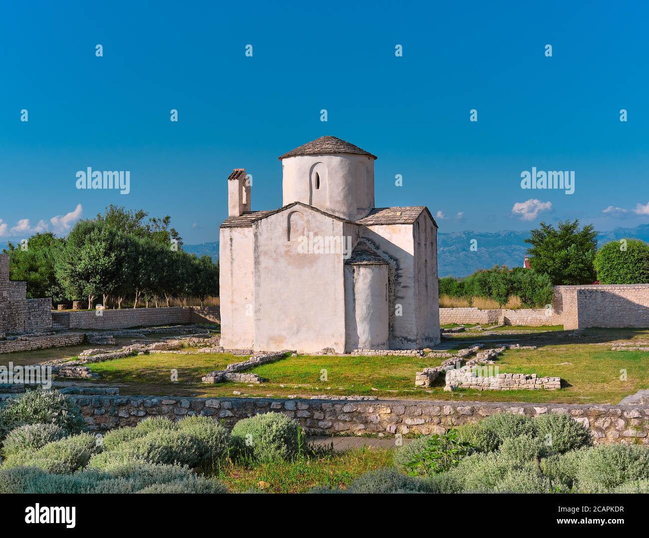 Kirche des Heiligen Kreuzes in der Stadt Nin, Zadar Region, Nord Dolmatia in Kroatien. Berühmtes Wahrzeichen der Reise. Stockfoto