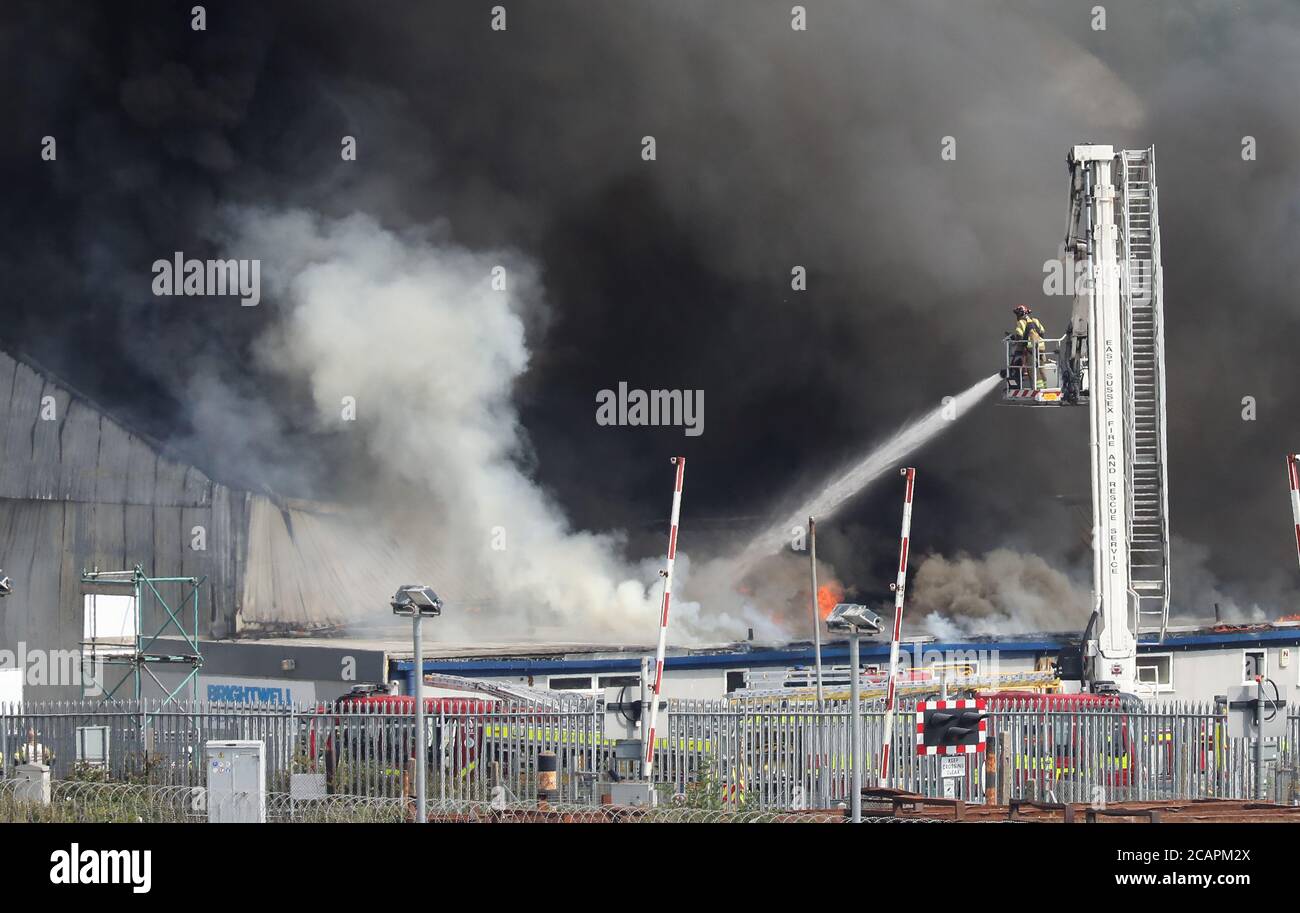 Newhaven, Großbritannien. August 2020. Die Rettungsdienste kümmern sich an diesem Morgen um einen Großbrand im Hafen von Newhaven. Kredit: James Boardman/Alamy Live Nachrichten Stockfoto