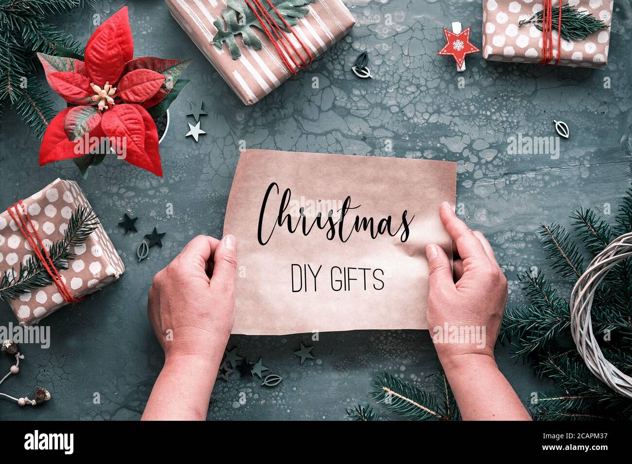DIY Weihnachtsgeschenke und handgefertigte Dekorationen. Natürliche Kunststoff kostenlos umweltfreundliche Weihnachtsfeier. Copy-Space, Text Weihnachten DIY Geschenke auf Handwerk Wrapp Stockfoto