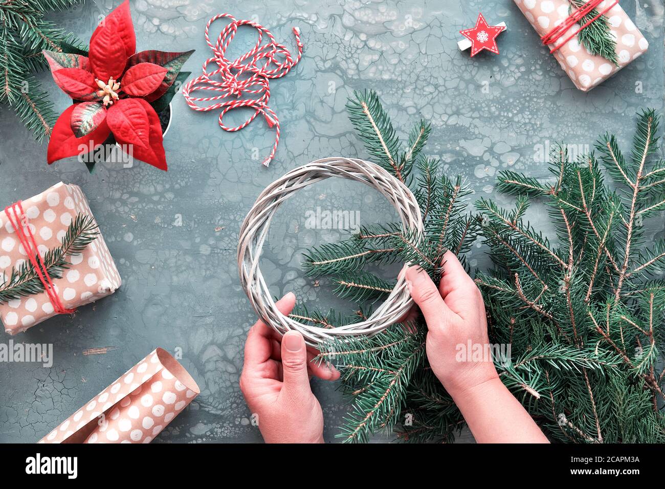DIY Weihnachtsgeschenke und handgefertigte Dekorationen. Natürliche Kunststoff kostenlos umweltfreundliche Weihnachtsfeier. Flach liegend, Draufsicht auf grauem texturiertem Hintergrund. Stockfoto