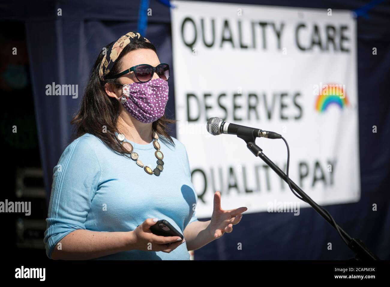 Monica Lennon, Ministerin für Gesundheit und Sport des schottischen Labour Shadow Cabinet, spricht mit den Beschäftigten des NHS, die in Glasgow Green, Glasgow, demonstrierten, als Teil eines britischen Protestes über die Bezahlung. Stockfoto