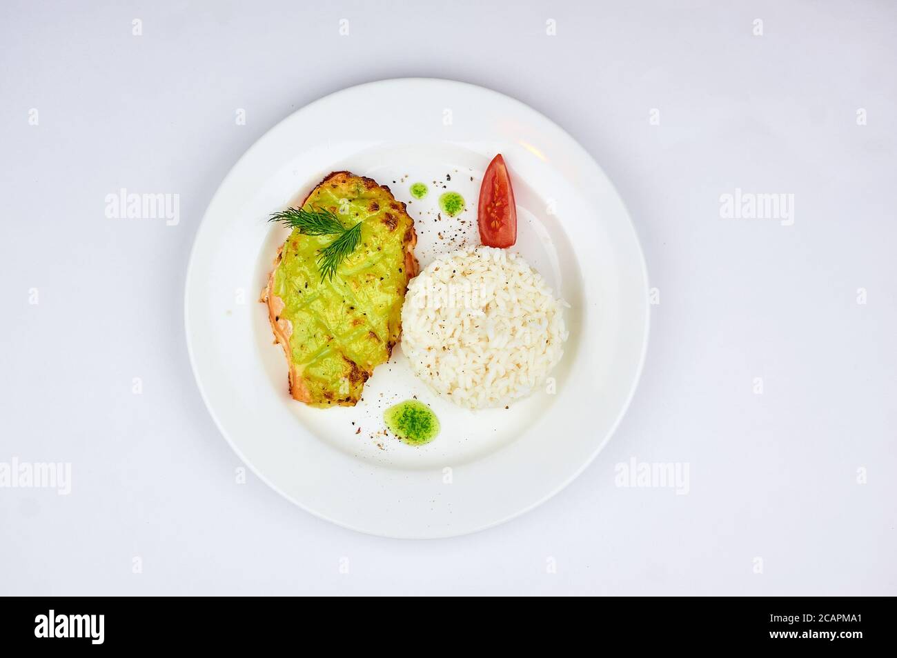 Weißer Teller mit Reis und Fisch Stockfoto