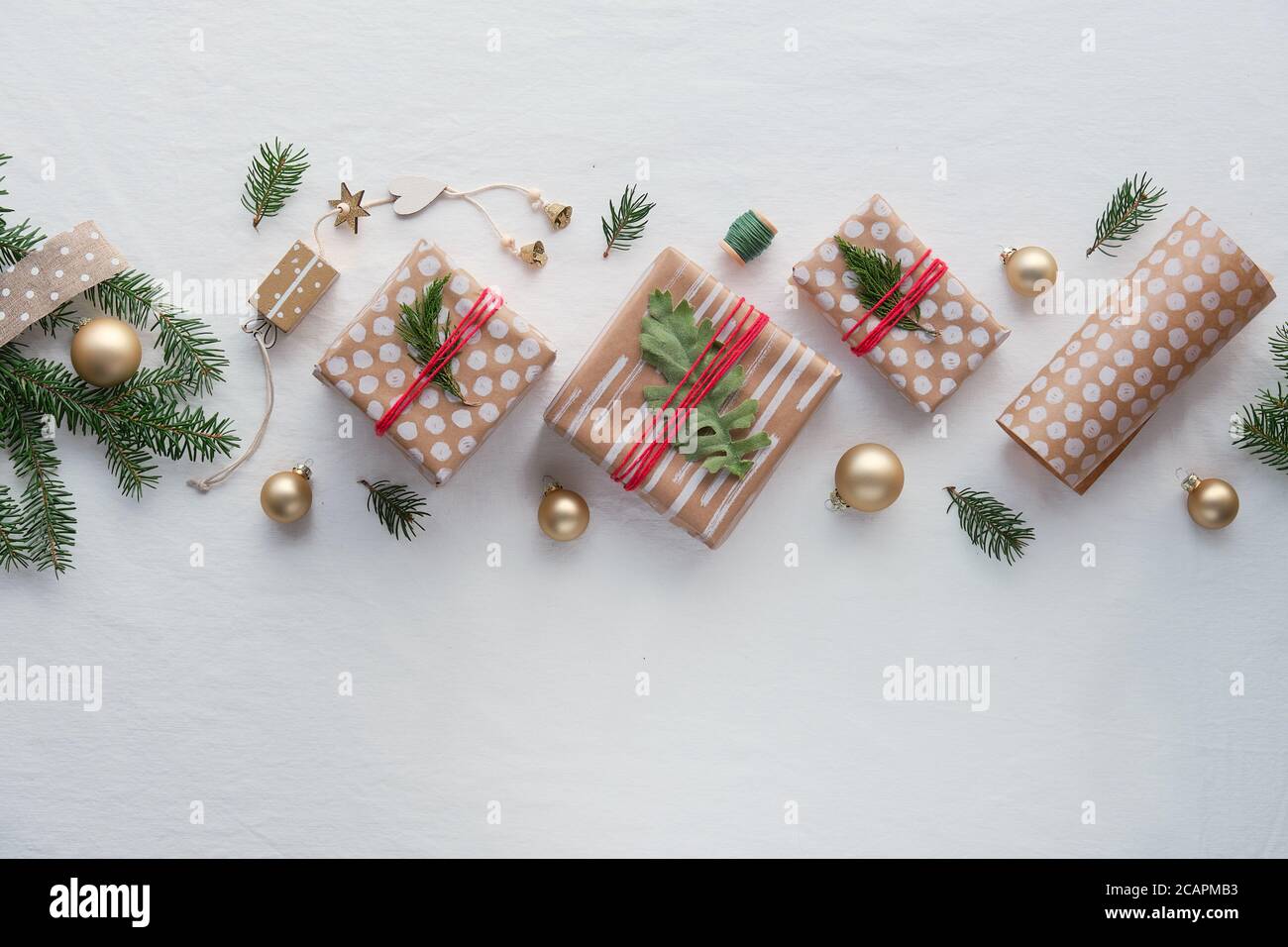 DIY Weihnachtsgeschenke und handgemachte Dekorationen. Natürliche Kunststoff kostenlos umweltfreundliche Weihnachtsfeier. Geschenkschachteln in Bastelpapier, geometrische Anordnung Stockfoto