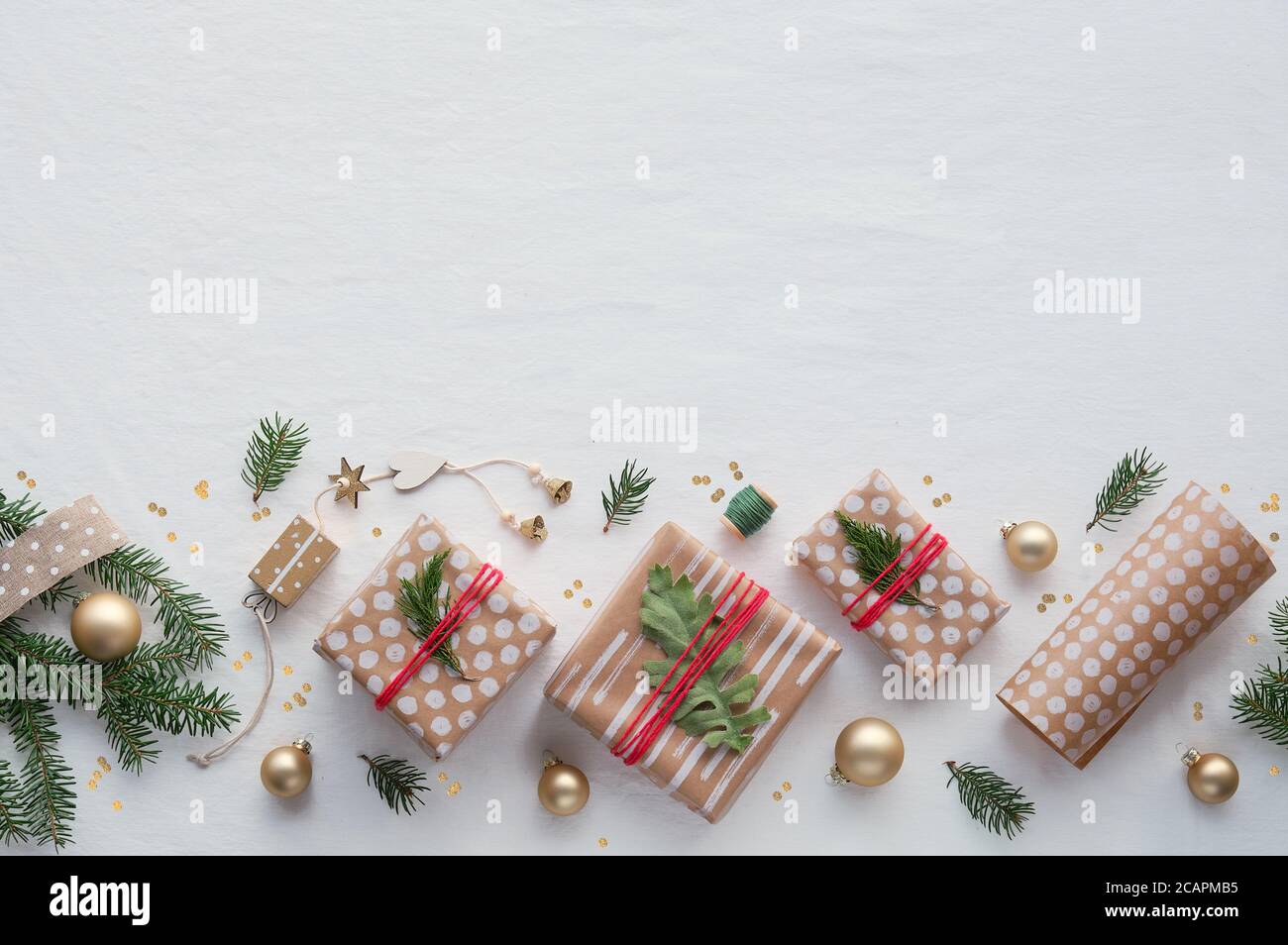 DIY Weihnachtsgeschenke und handgemachte Dekorationen, Copy-Space. Natürliche Kunststoff kostenlos umweltfreundliche Weihnachtsfeier. Geschenkschachteln in Bastelpapier, geom Stockfoto