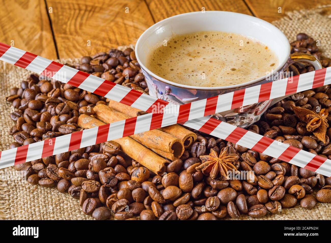 Schutzband auf Hintergrundtasse mit Kaffee und Bohnen Stockfoto