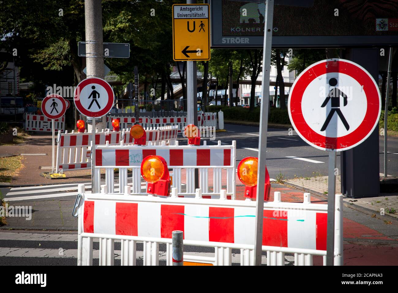 Blockierter Fußgängerüberweg, Barrieren und Verbotsschilder für Fußgänger auf einer Baustelle an der Luxemburger Straße, Köln, Deutschland. Abgeschotter Zebras Stockfoto