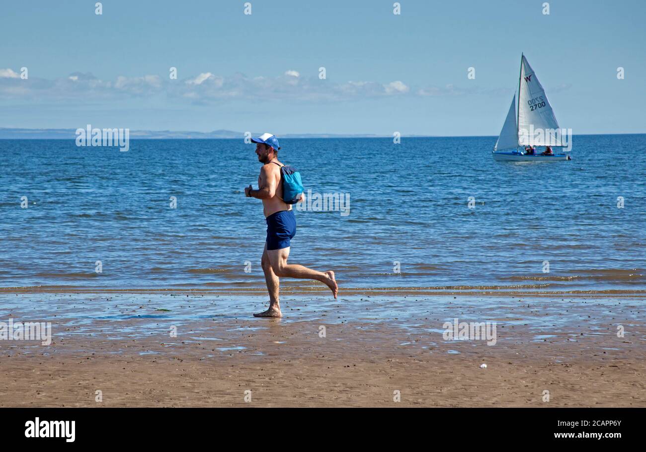 Portobello Beach, Edinburgh, Schottland, Großbritannien. August 2020. Heiß und sonnig am Meer 17 Grad am Mittag brachten Familien heraus, um das Wetter und die Aktivität auf dem Firth of Forth zu genießen. Stockfoto