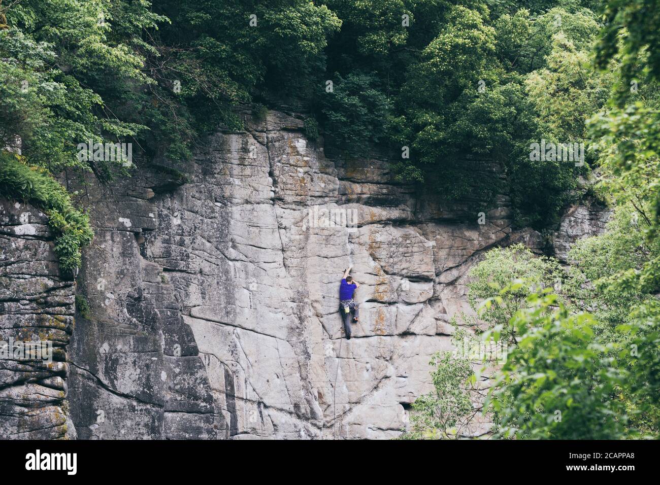 Bergsteiger beim Klettern an einer Felswand im Buky Canyon, Ukraine Stockfoto