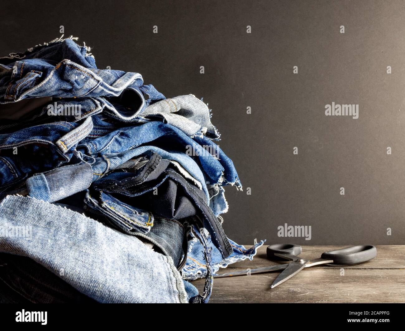 Stapel alter Jeans bereit zum Recycling Stockfoto