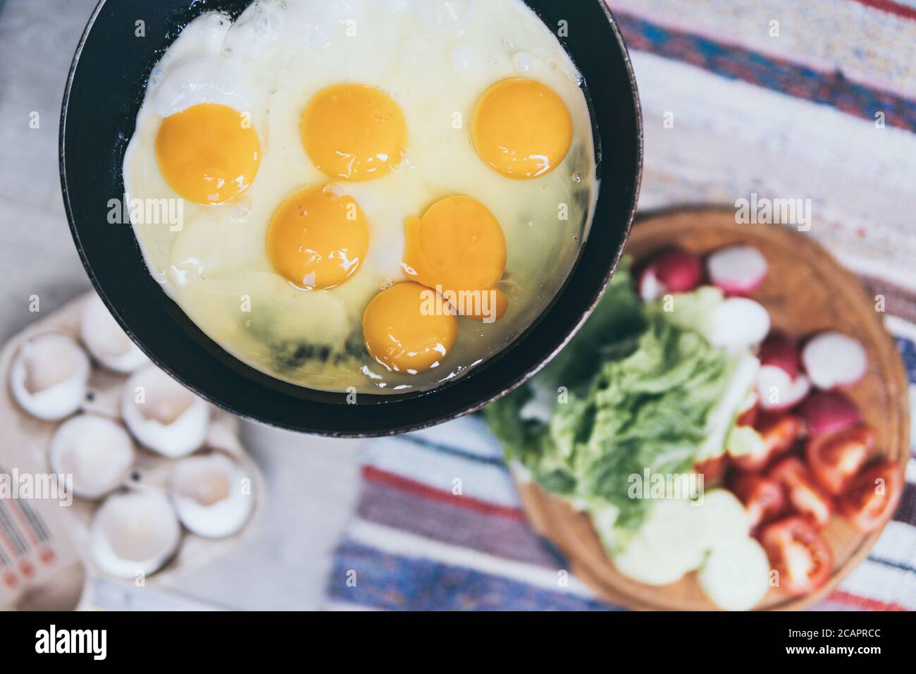 Frühstück flacher Lay von Spiegeleiern und Gemüse Stockfoto