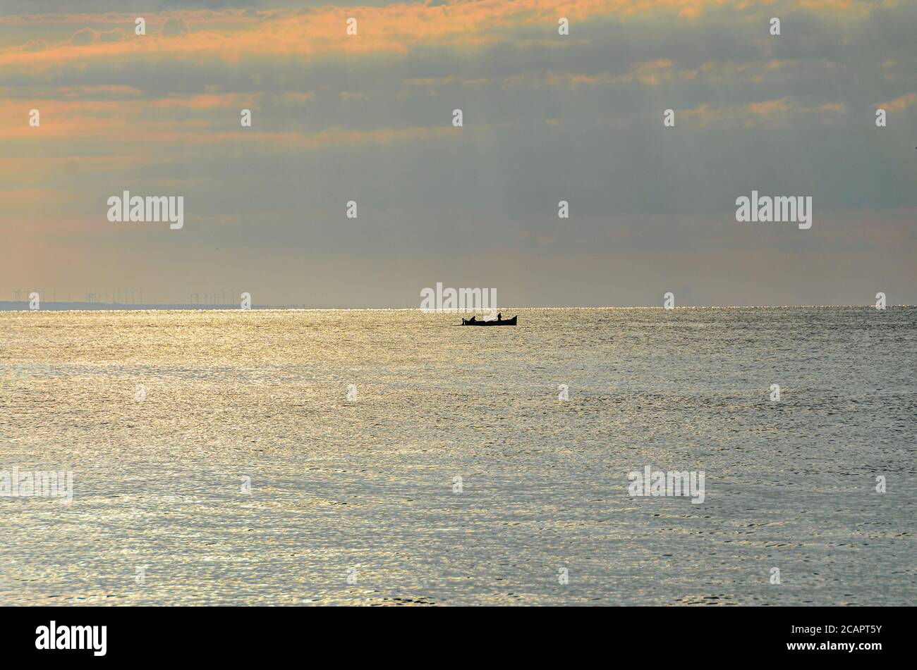 Fischerboot auf dem Schwarzen Meer in der Nähe von Goldstrand, Bulgarien Sonnenaufgang. Stockfoto