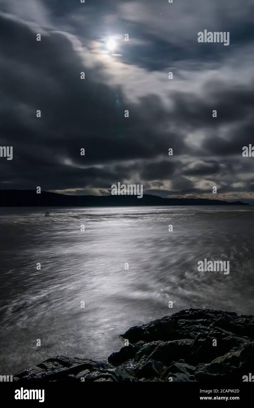 Mond über dem Michipicoten River, Wawa, Ontario, Kanada Stockfoto