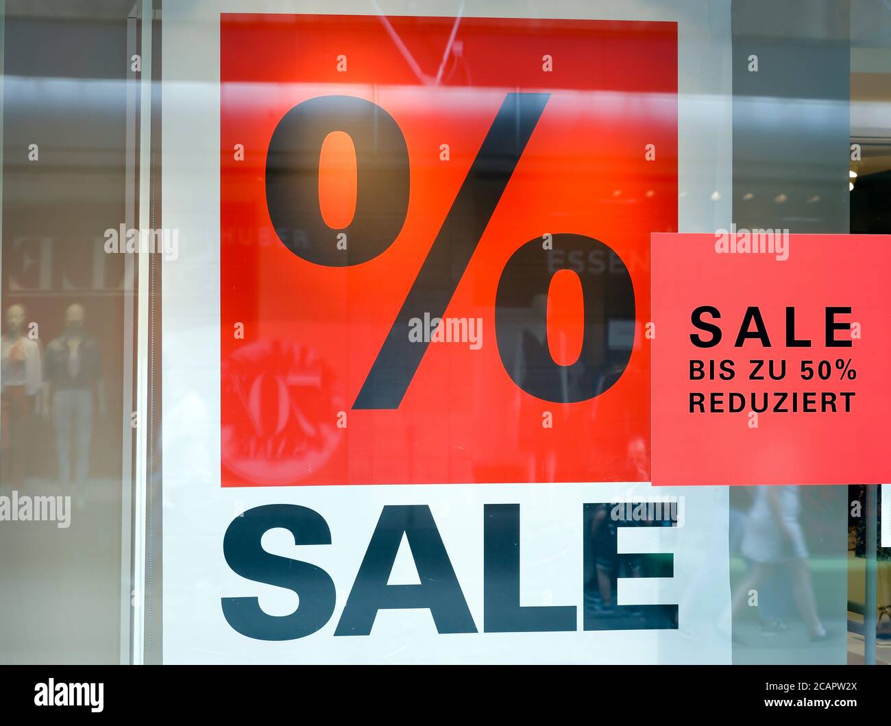 Essen, Nordrhein-Westfalen, Deutschland - Discountkampf in der Corona-Krise, Einzelhandelsumsätze in Zeiten der Corona-Pandemie, Plakate in Schaufenstern, Stockfoto