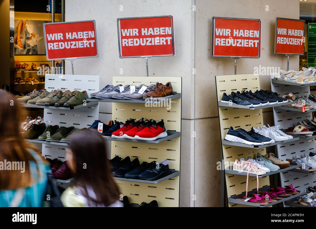 Essen, Nordrhein-Westfalen, Deutschland - Discountkampf in der Coronakrise, Einzelhandelsumsätze in Zeiten der Coronapandemie, Plakate in Schaufenstern, Stockfoto