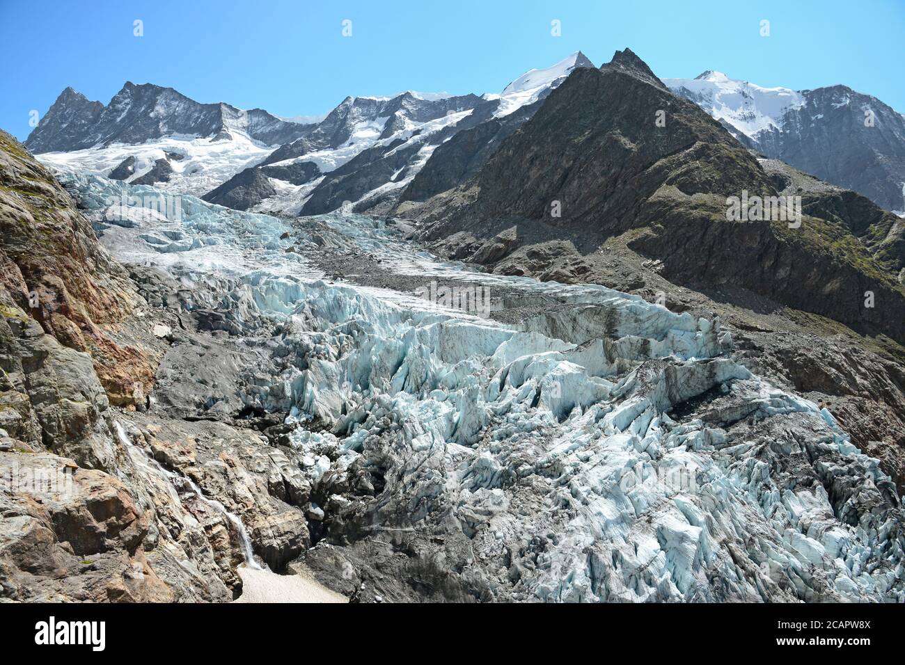 Gigantische Eisrisse im Unteren Grindelwaldgletscher auf dem Weg zur Schreckhornhütte. Stockfoto