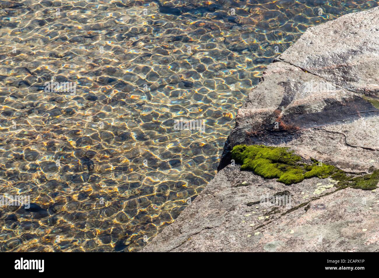 Schatten und glitzerndes Licht in einem kleinen Wasserbecken, Lake Superior Provincial Park, Ontario, Kanada Stockfoto