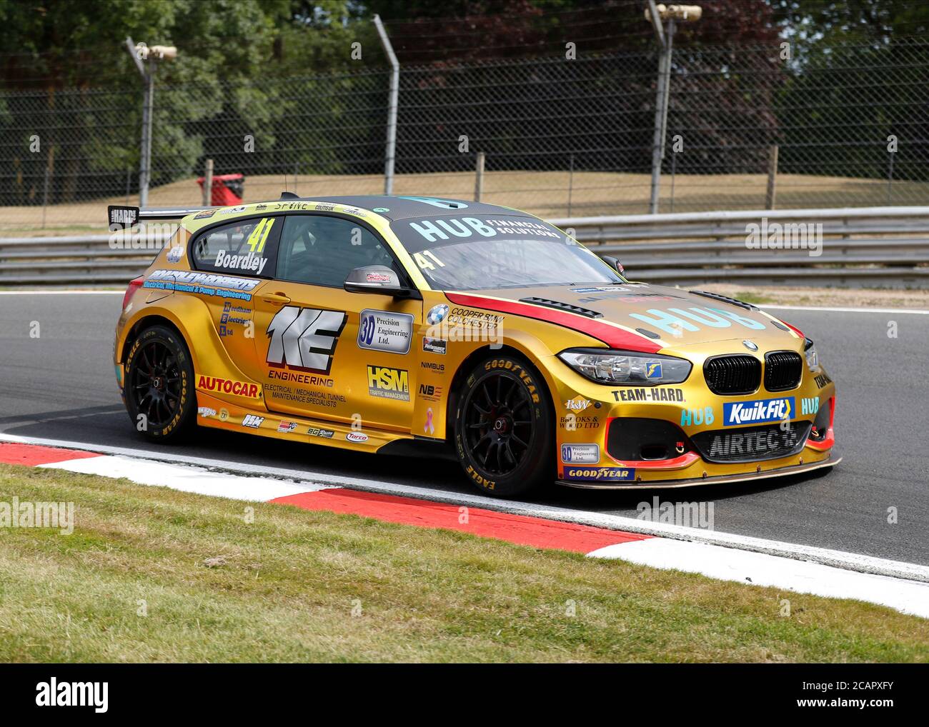 8. August 2020; Brands Hatch Circuit, West Kingsdown, Kent, England; Kwik Fit British Touring Car Championship, Qualifying Day; Carl Boardley in seinem HUB Financial Solutions mit Team HARD BMW 125i M Sport während des Trainings Stockfoto