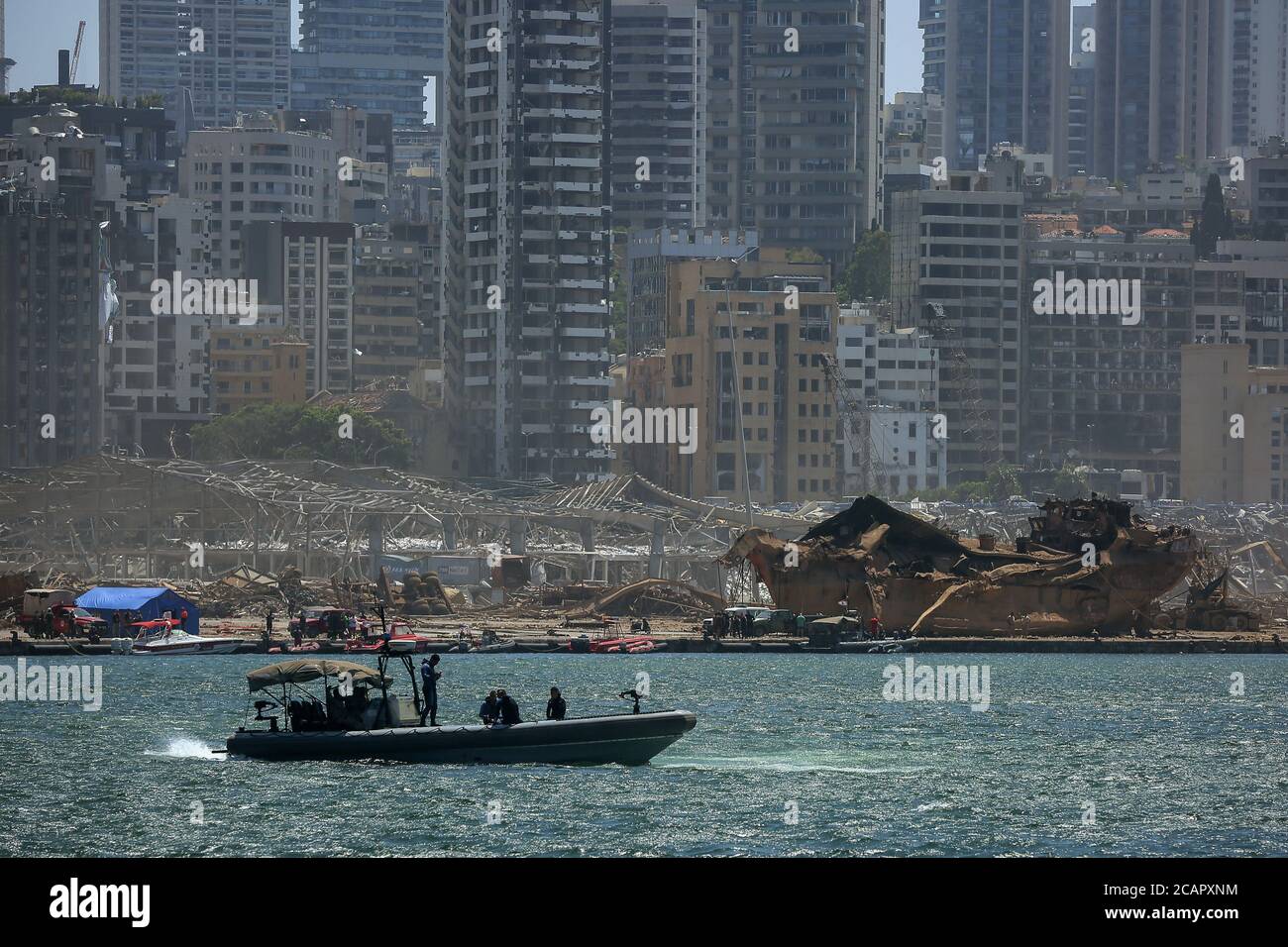 Beirut, Libanon. August 2020. Ein Schnellboot der libanesischen Armee segelt nach einer massiven Explosion, die Beirut am Dienstag erschütterte, vor der Explosionsstelle im Hafen von Beirut. Quelle: Marwan Naamani/dpa/Alamy Live News Stockfoto