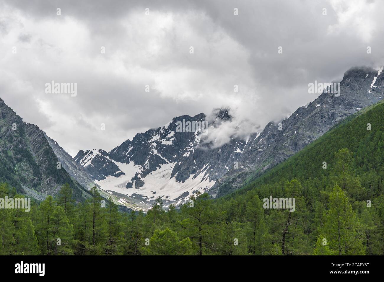 Schneebedeckte Berge auf dem Weg zum See Kuyguk Mountain Altai Stockfoto