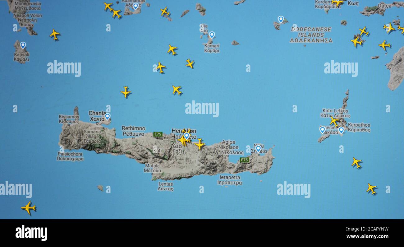 Flugverkehr über die Insel Kriti, Griechenland, (08. august 2020, UTC 09.07), im Internet mit Flightradar 24-Standort, während der Coronavirus-Pandemie Stockfoto