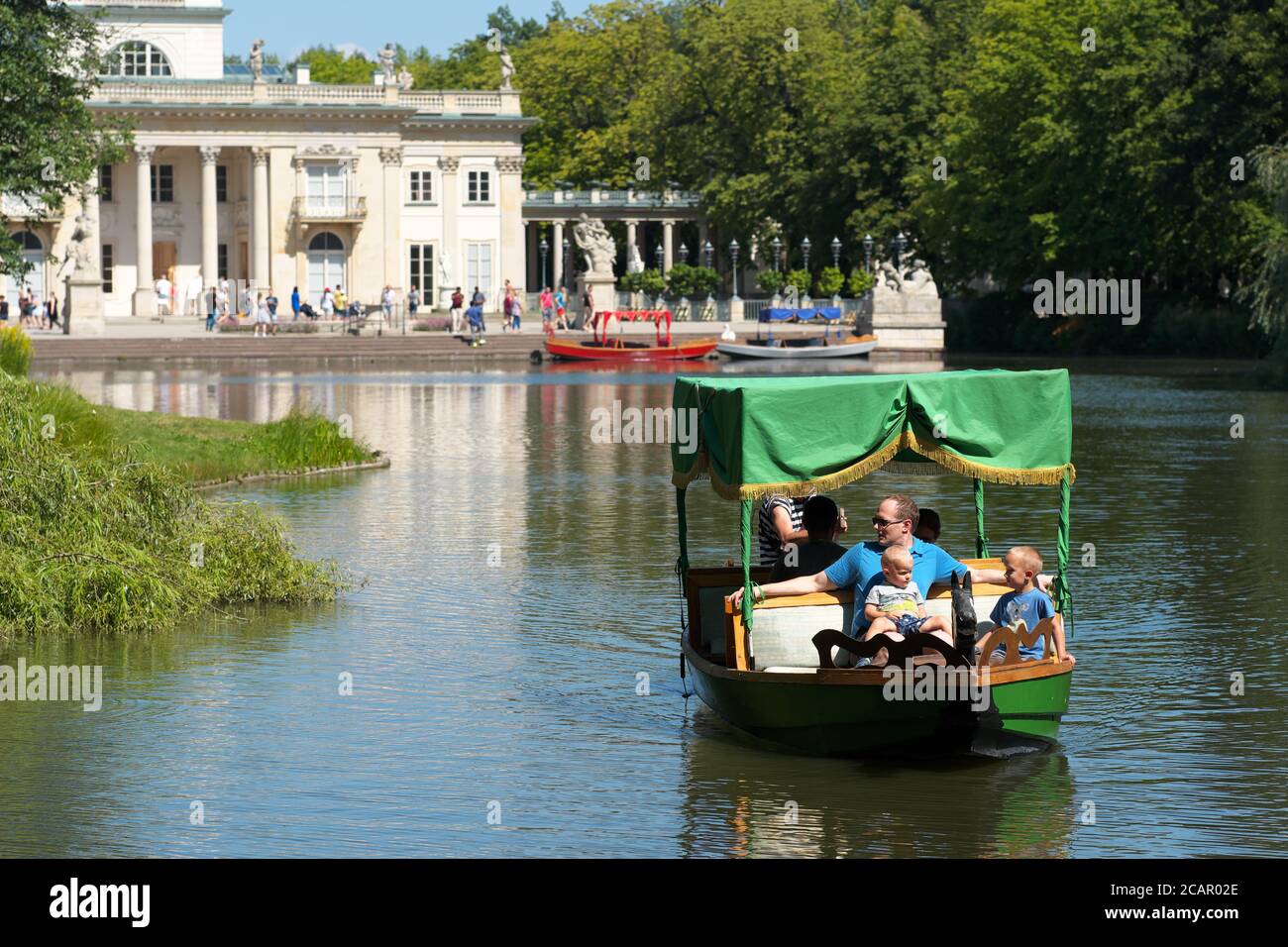 Lazienki Palace, Warschau, Polen - Touristen genießen Bootsfahrten auf den Wasserstraßen des Lazienki Park im August 2020 Stockfoto
