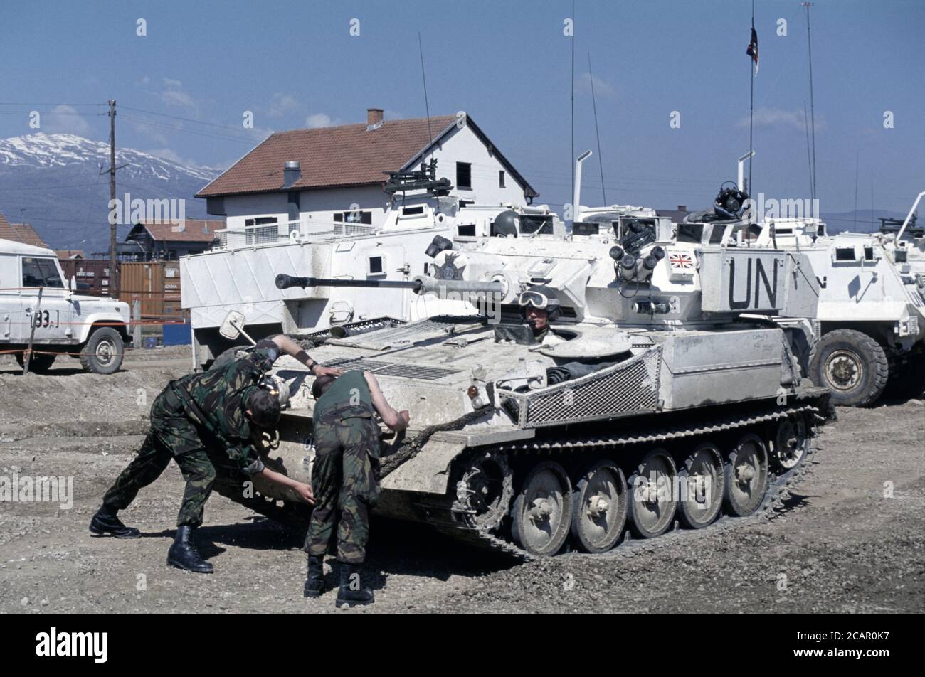 30. März 1994 während des Krieges in Bosnien: Britische Soldaten des Regiments der leichten Dragoner reinigen ihre FV107 Scimitar in der britischen Basis in Bila, in der Nähe von Vitez. Stockfoto