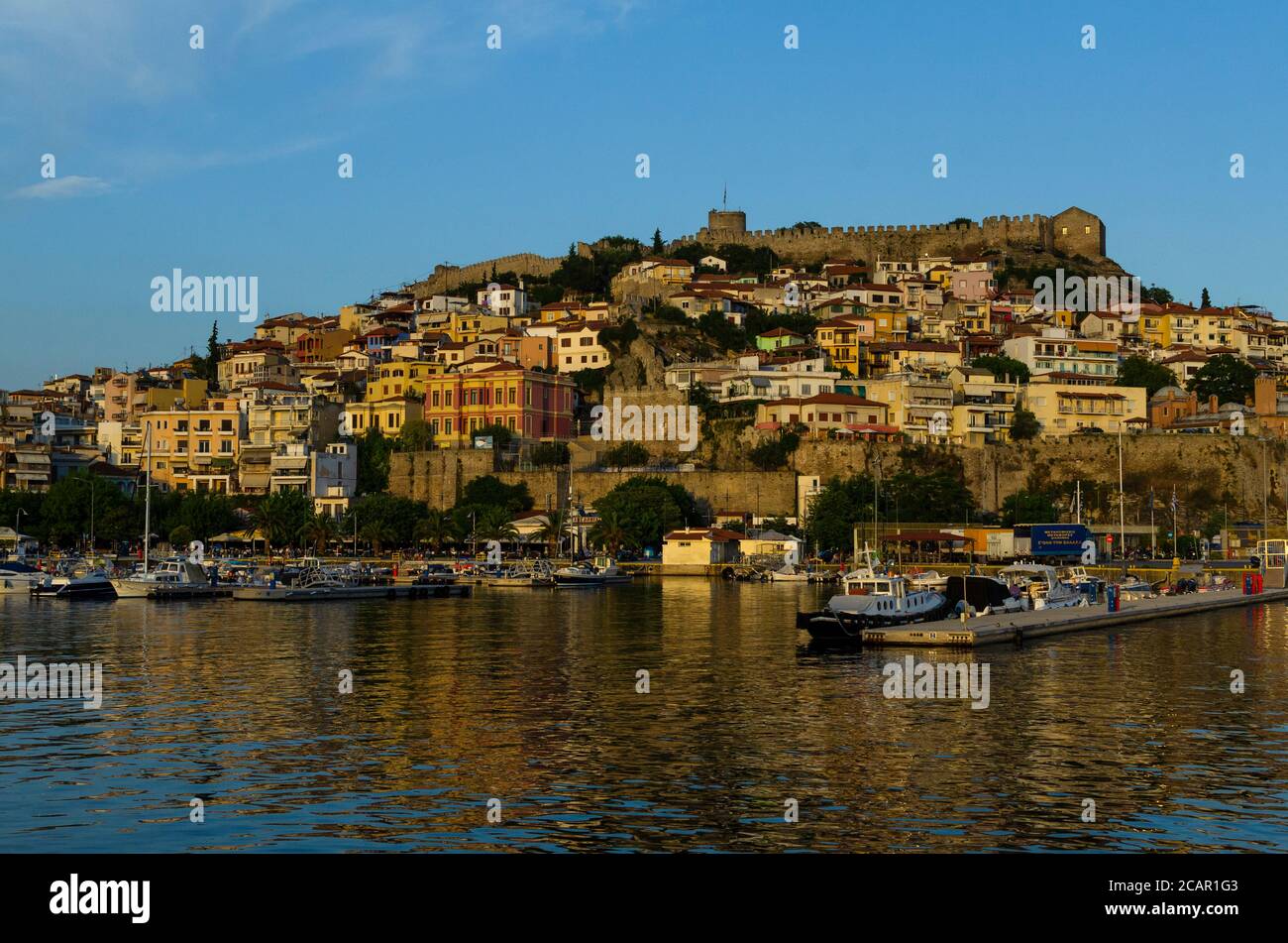 Gesamtansicht der Burg dominiert das Stadtbild von Kavala Griechenland - Foto: Geopix/Alamy Stock Photo Stockfoto