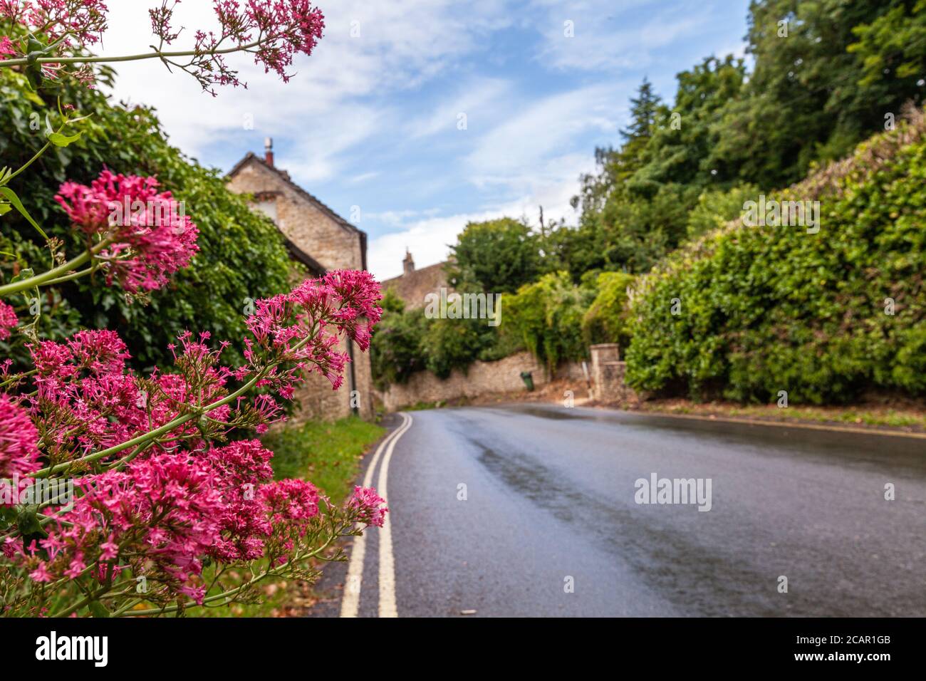 Sommertag im englischen Dorf Castle Combe, Wiltshire, Großbritannien Stockfoto