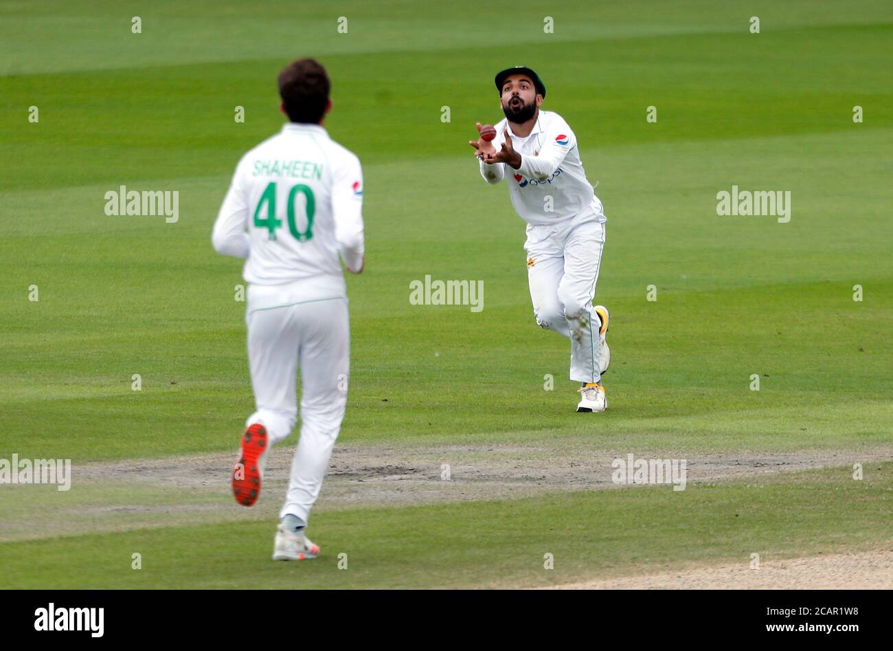 Der pakistanische Shadab Khan erwischt den englischen Ollie Pope, um ihn am vierten Tag des ersten Testmatches im Emirates Old Trafford in Manchester zu entlassen. Stockfoto