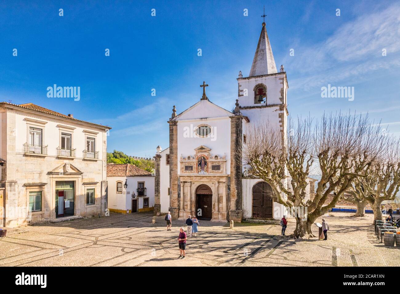 11. März 2020: Obidos, Portugal - der Hauptplatz in der ummauerten Stadt Obidos, mit der Igreja de Santa Maria, die Kirche der Heiligen Maria. Stockfoto