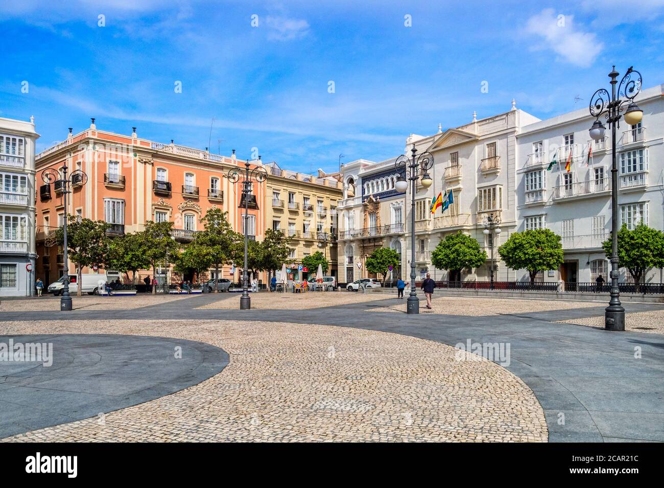 12. März 2020: Cadiz, Spanien - die Plaza de San Antonio und ihre umliegenden Gebäude bei Frühlingssonnenbaden, Cadiz. Stockfoto