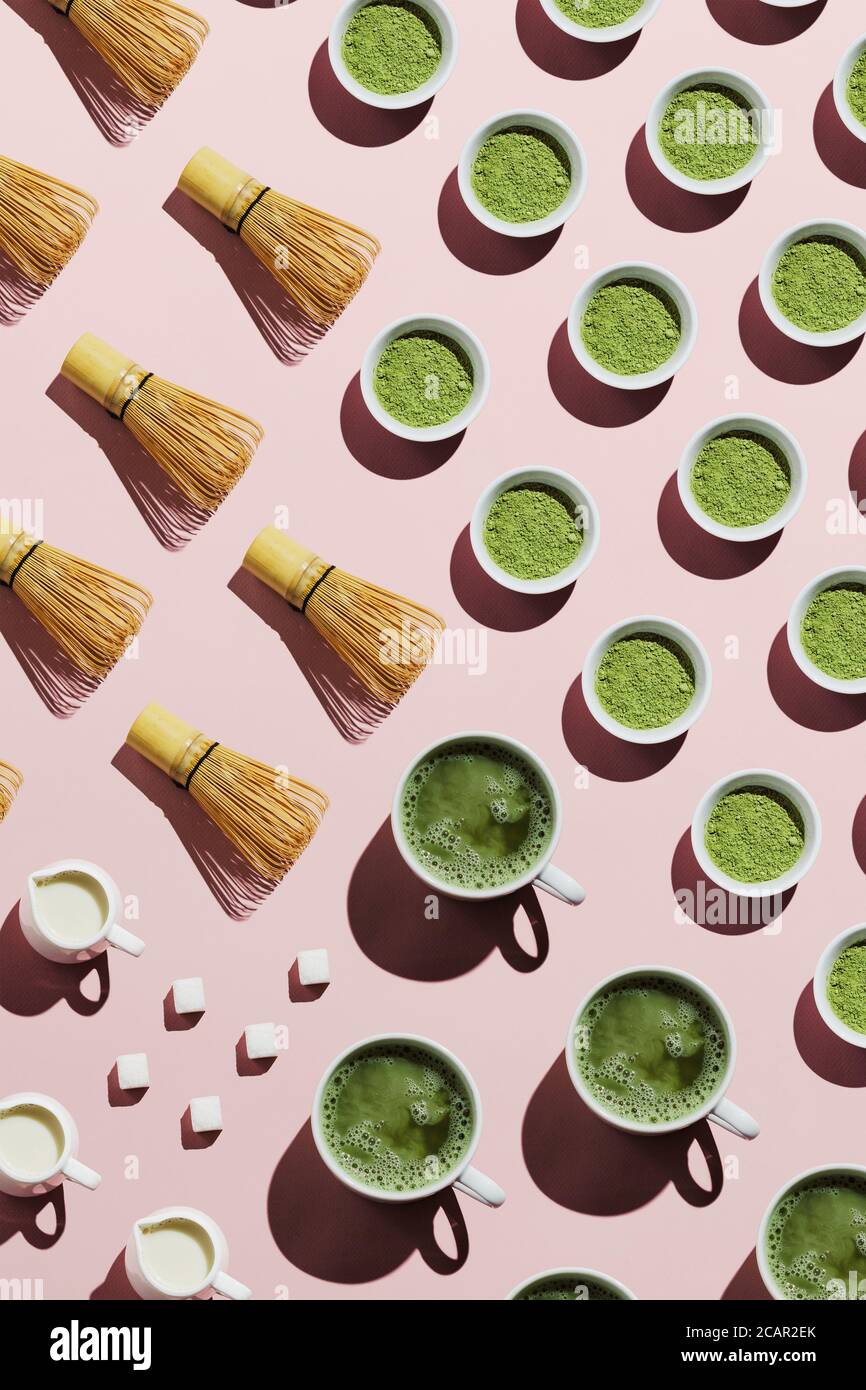 Muster mit Werkzeugen für die Herstellung veganer Matcha Latte mit Hafer Milch Stockfoto