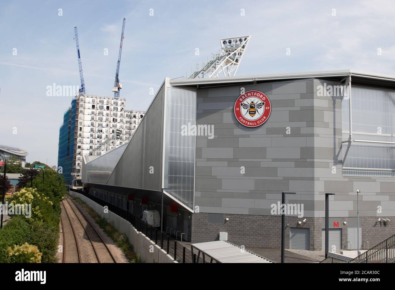 Brentford FC-Logo auf dem Brentford Community Stadium Stockfoto