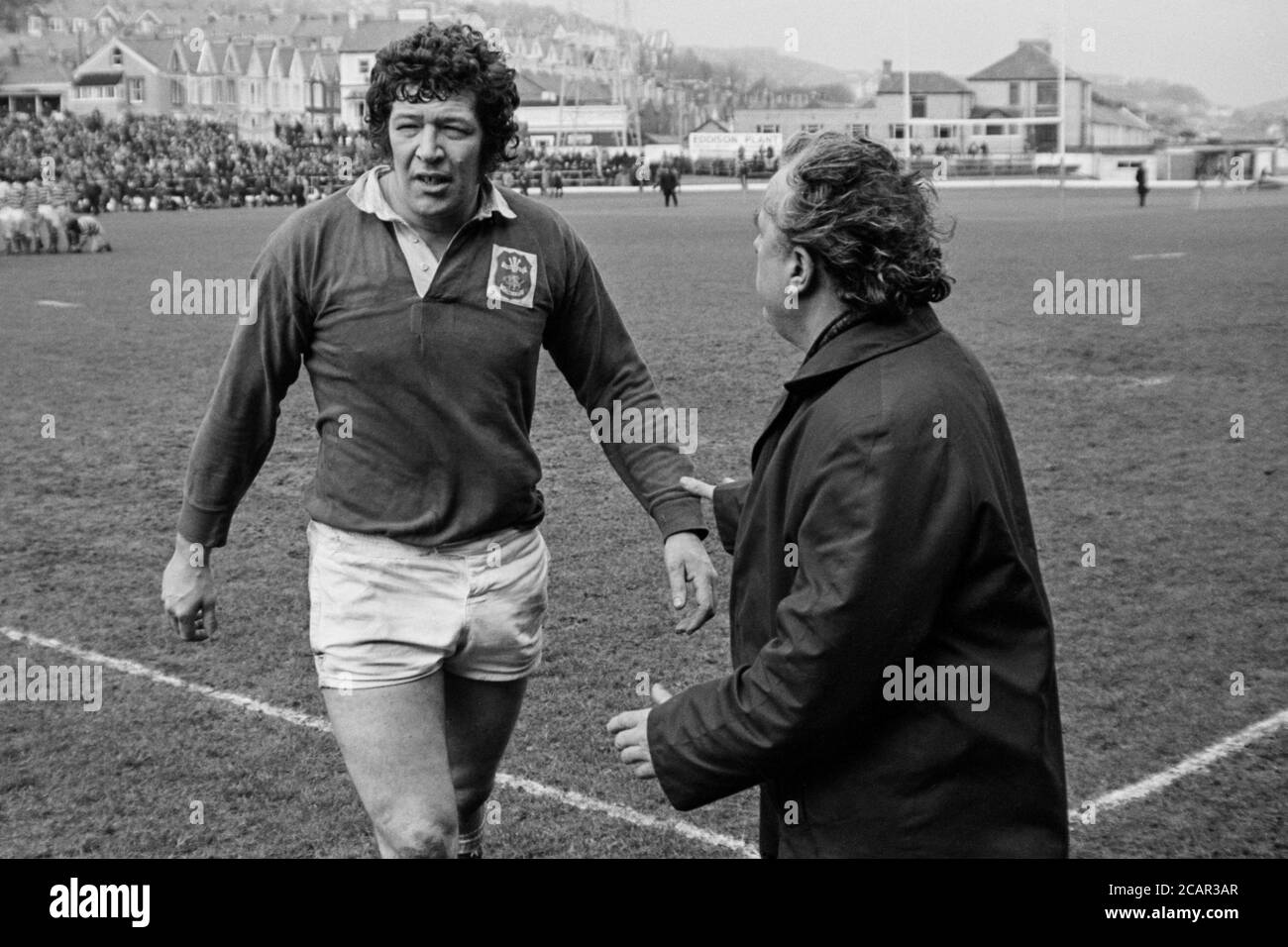 Llanelli RFC-Flanker Alan James verlässt das Spielfeld in der WRU Cup Halbfinale Kampf mit Bridgend RFC am St. Helens Rugby and Cricket Ground, Swansea, Wales am 23. März 1975 statt. Stockfoto