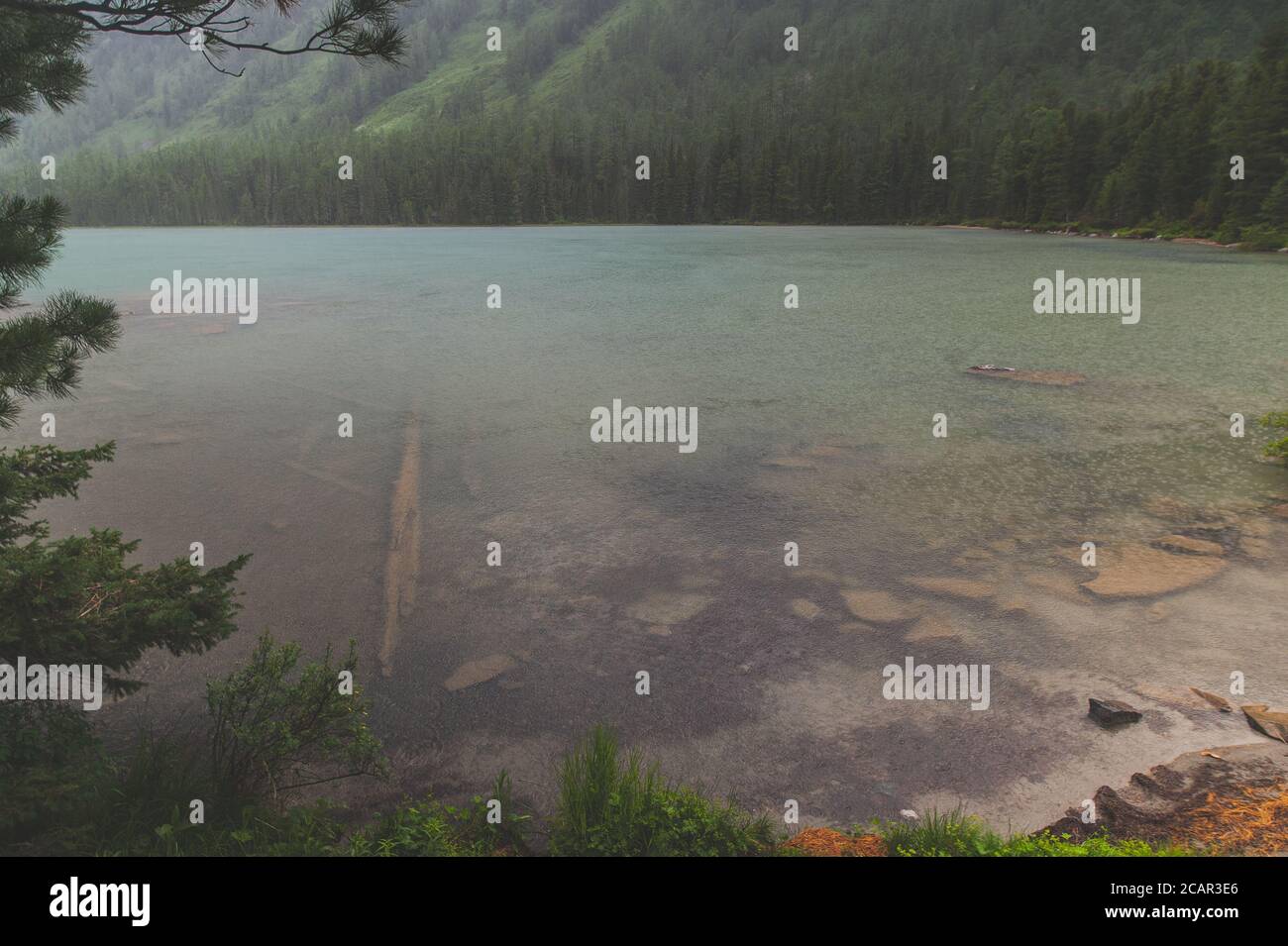 Altai-Berg. Multi-Country See im Regen Stockfoto