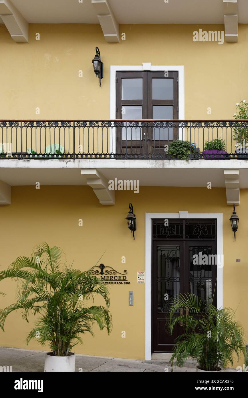 Balkons in Casco Viejo, der Altstadt von Panama City mit vielen Restaurierungen und im Gange der spanischen Kolonialarchitektur. Stockfoto