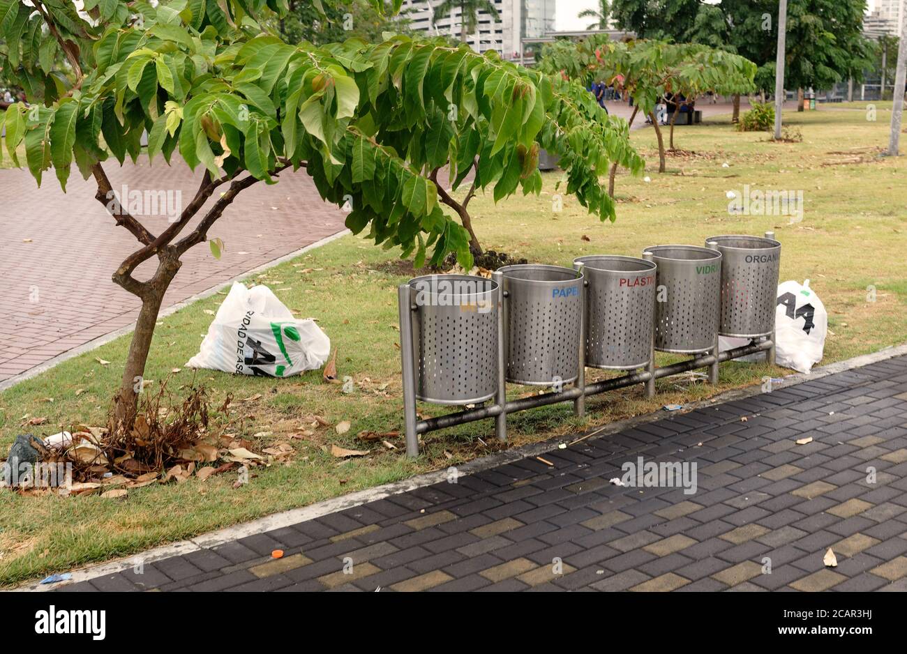 Trotz der Bereitstellung von Mülltonnen für Abfall und Recycling sind Sie Müllsäcke und Abfälle auf den Straßen von Panama City, Panama Stockfoto