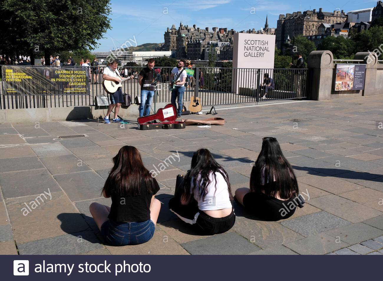 Edinburgh, Schottland, Großbritannien. August 2020. Warmes sonniges Wetter bringt die Besucher in den Mound und East Princes Street Gardens. Live-Musik und Straßenunterhaltung. Kredit: Craig Brown/Alamy Live Nachrichten Stockfoto