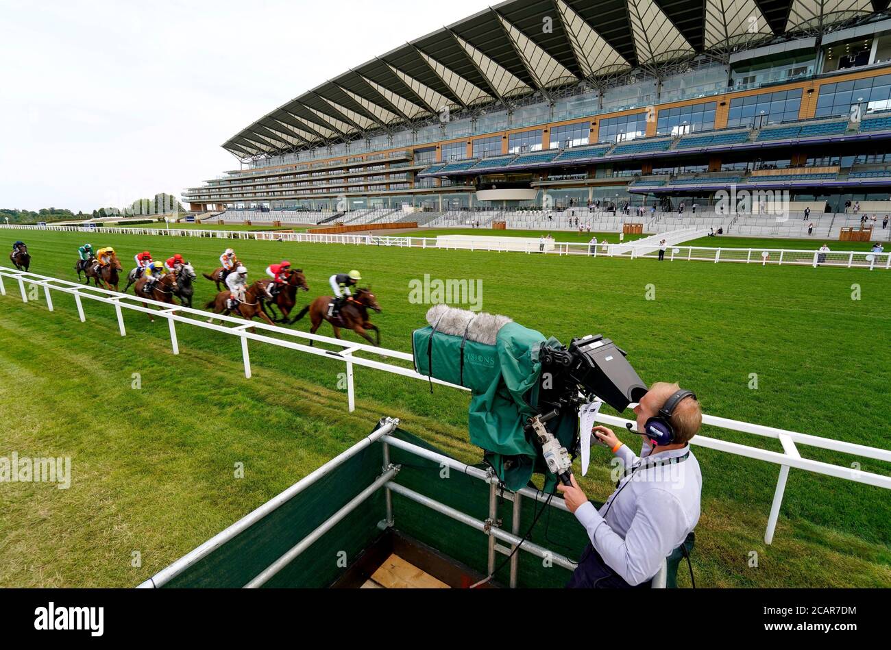 Eine allgemeine Ansicht als Läufer und Reiter, die im Dubai Duty Free Millennium Millionaire Handicap an einem ITV Racing Kameramann auf ihrem Weg auf einer kompletten Strecke auf der Ascot Racecourse teilnehmen. Stockfoto