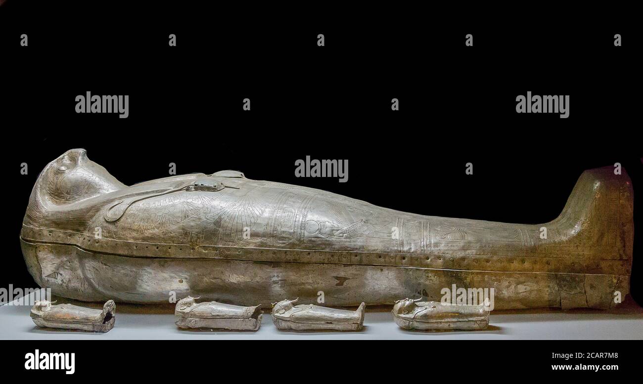 Kairo, Ägyptisches Museum, Tanis, Begräbnis des Königs Sheshonq 2 : Silbersarg mit Falkenkopf und Miniatur-Silbersärgen. Stockfoto