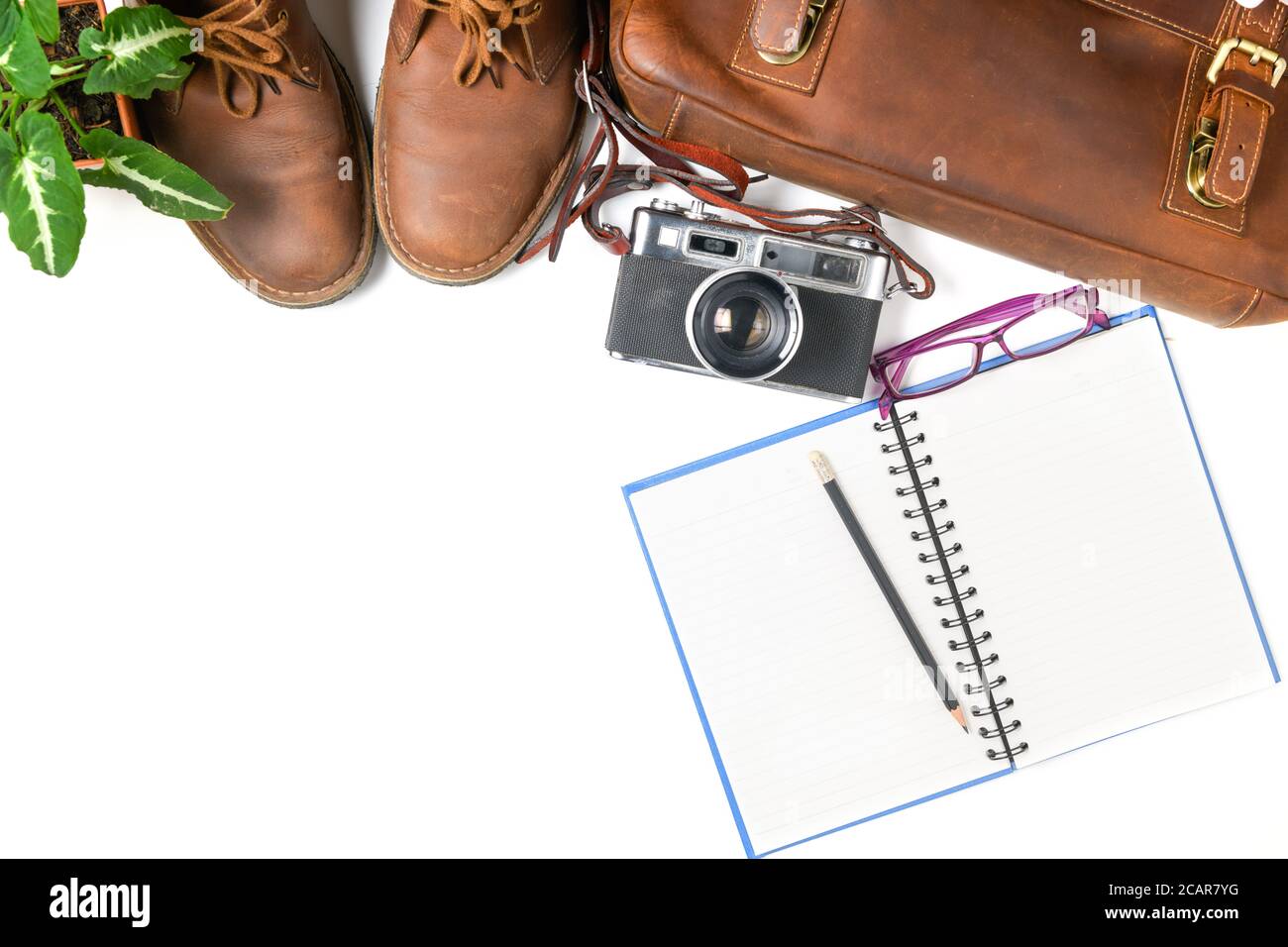 Vintage Ledertasche und Vintage-Kamera mit Lederschuh isoliert auf weißem Hintergrund, Reisekonzept und Kopie sapce für Eingabe Text. Stockfoto