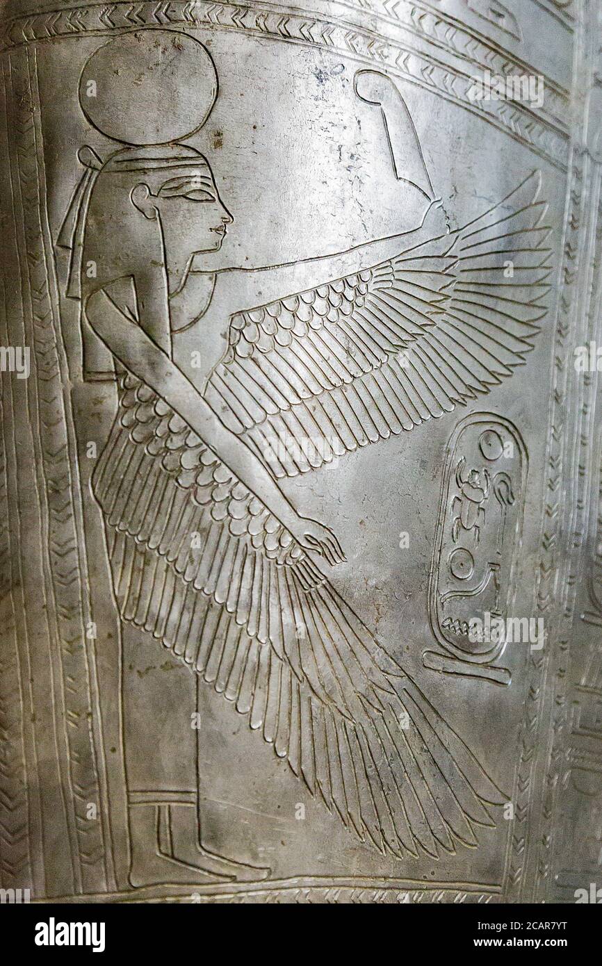 Ägypten, Kairo, Ägyptisches Museum, königliche Nekropole von Tanis, Begräbnis des Königs Sheshonq 2, silberner Sarg mit Falkenkopf: Die geflügelte Göttin Maat. Stockfoto