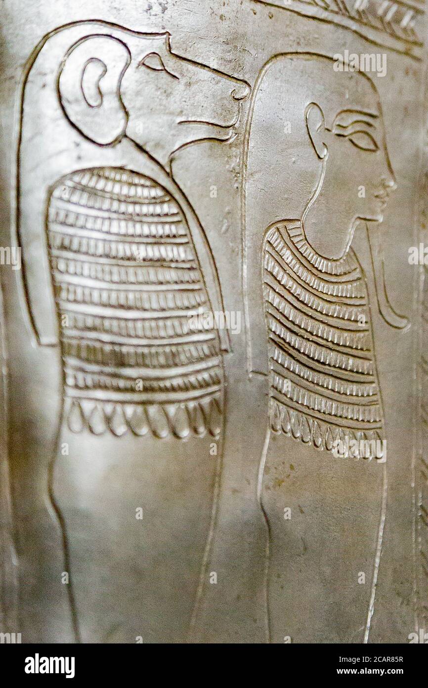Ägypten, Kairo, Ägyptisches Museum, königliche Nekropole von Tanis, Begräbnis des Königs Scheshonq 2, Detail des silbernen Sarges mit Falkenkopf: 2 Söhne des Horus. Stockfoto