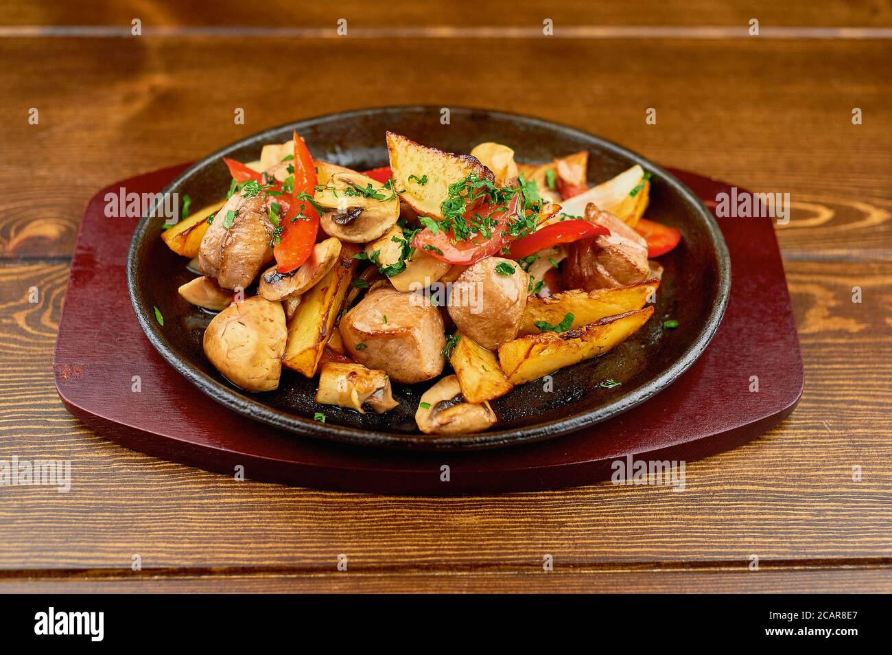 Ein Teller mit Essen auf einem Holztisch Stockfoto