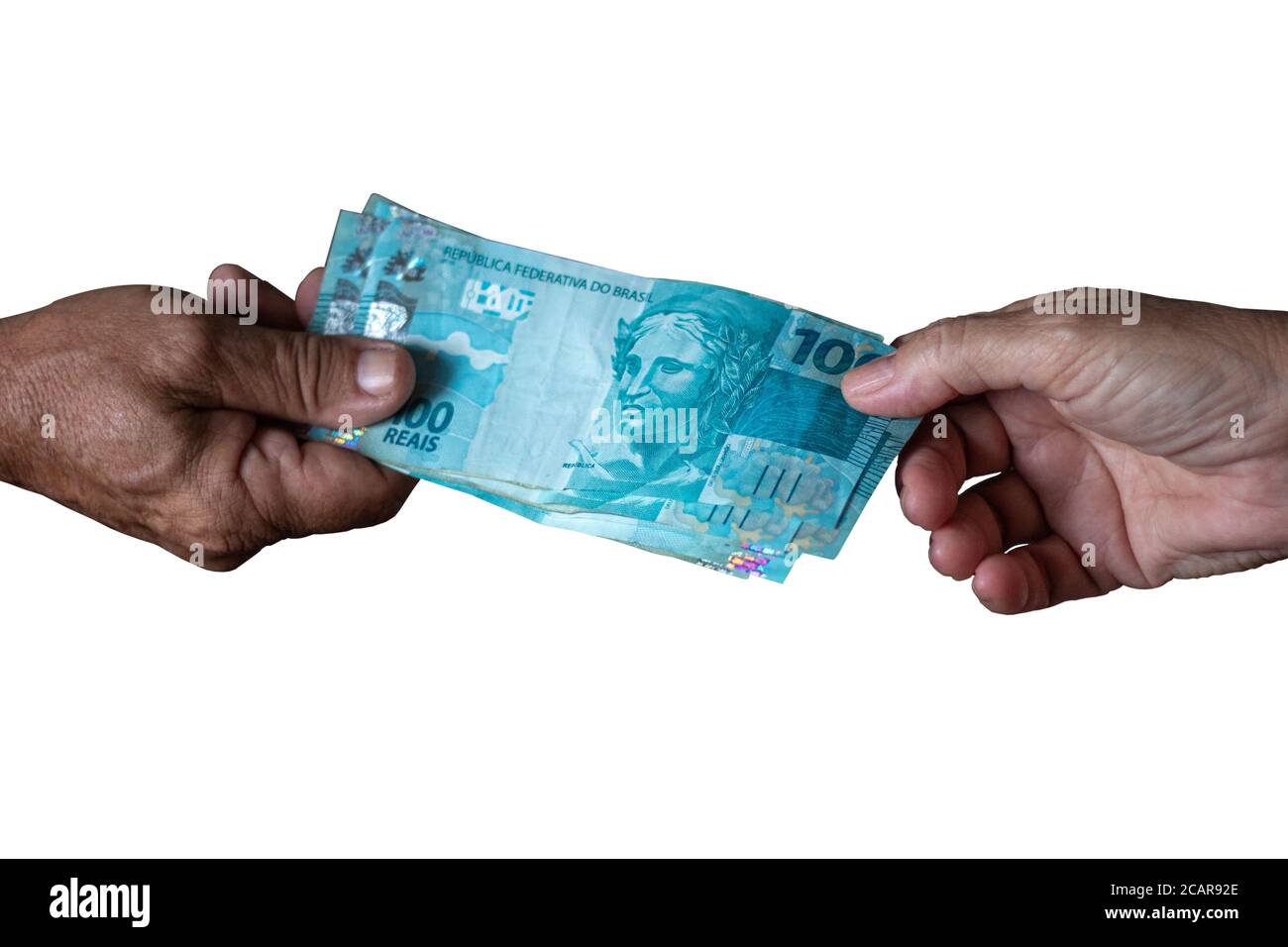 Brasilianische Banknoten. Einhundert Reien. Hand des Mannes und Hand der Frau, die hundert reais Noten mit weißem Hintergrund hält Stockfoto