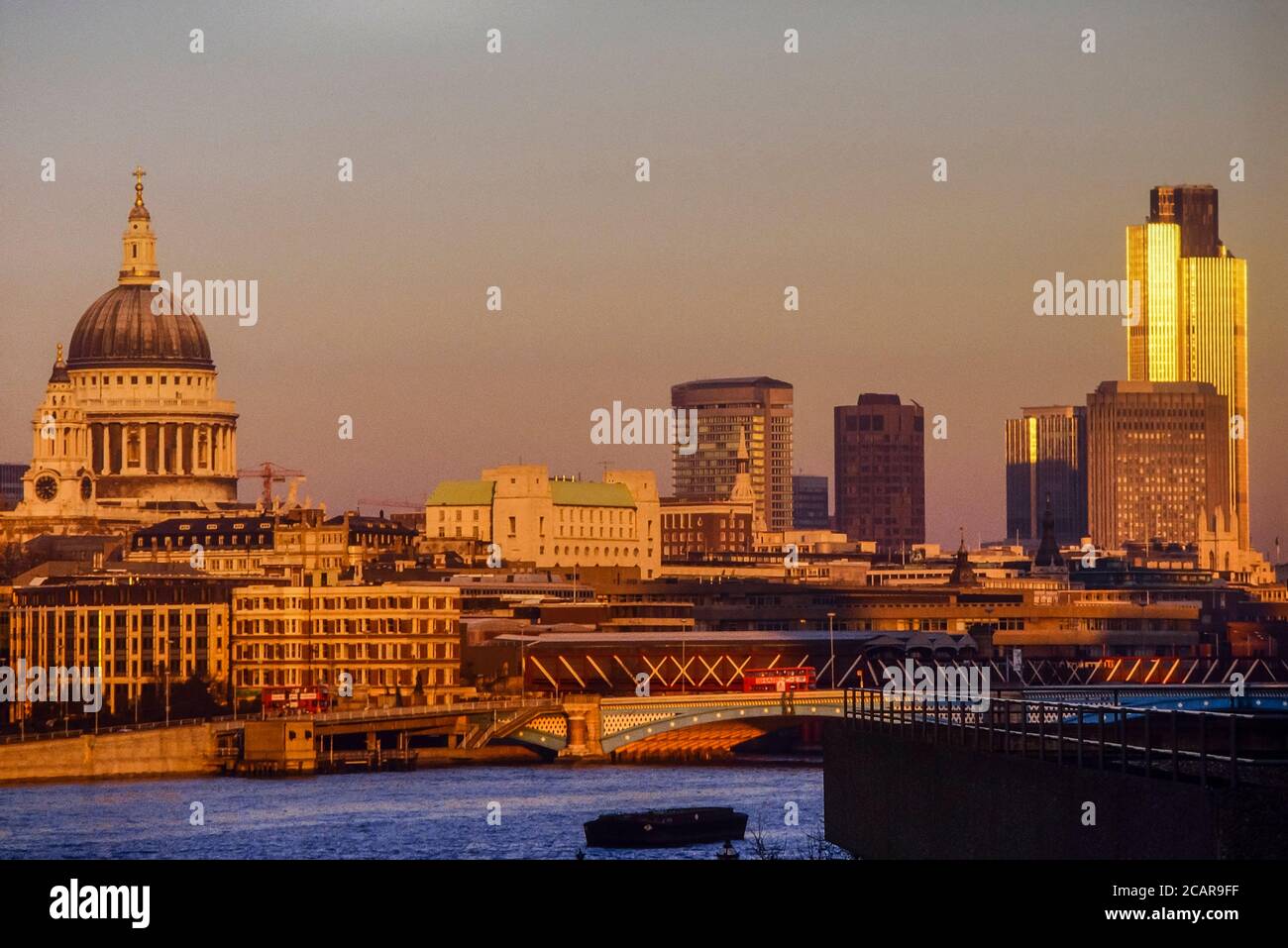 Skyline von London mit St. Pauls Cathedral, London, England, Großbritannien. Ca. 1980 Stockfoto